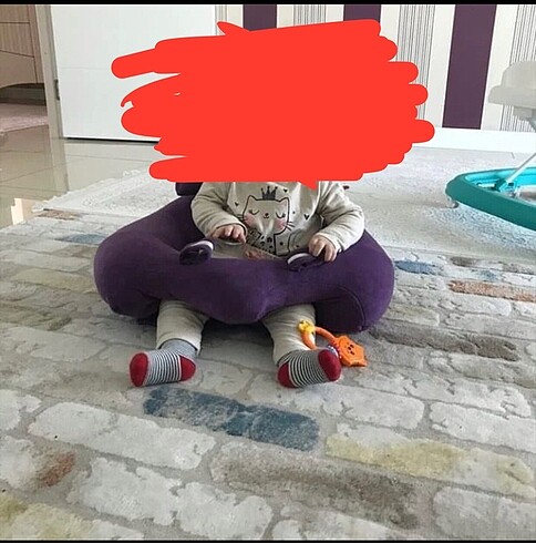 Bebek oturma minderi ve çay tabagı bir