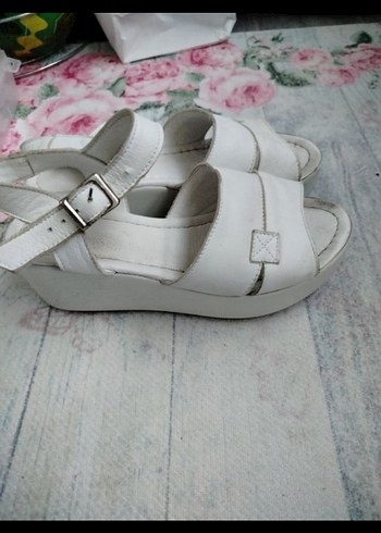 Beyaz Gerçek Deri Dolgu Topuklu Kadın Sandalet - Görsel 3