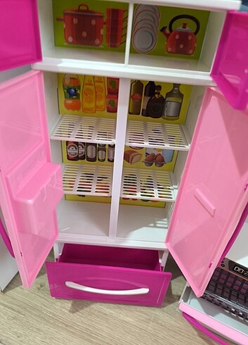 Diğer Barbie bebek mutfağı