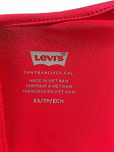 xs Beden kırmızı Renk Levis T-shirt %70 İndirimli.