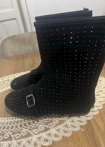 Zara Tokalı Siyah Örgü Kadın Bot