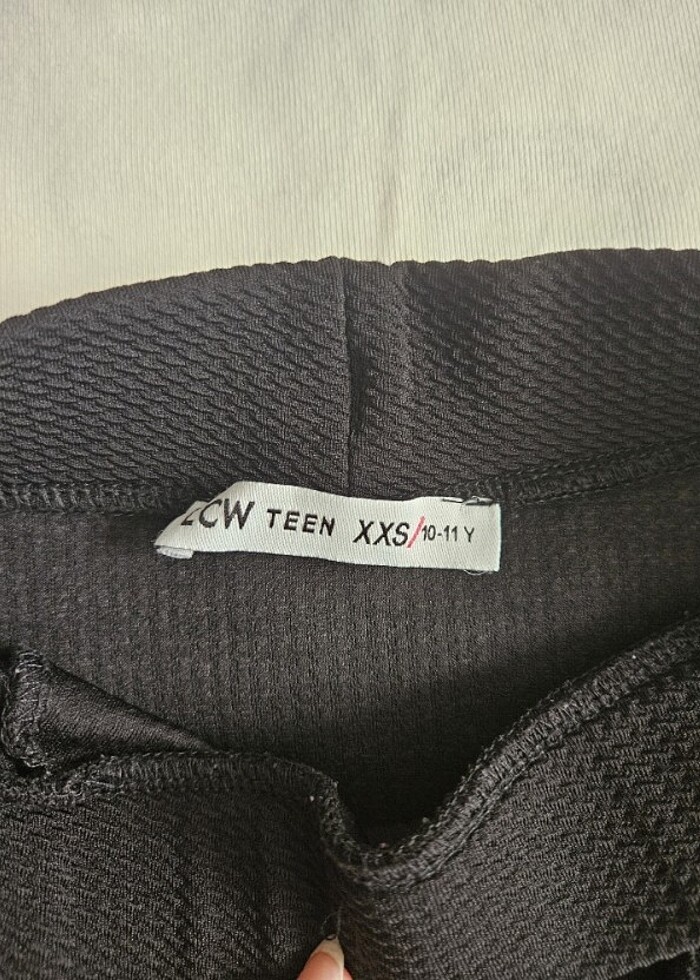 LCW LC Waikiki Teen 10-11 yaş/XXS dokulu siyah etek - Görsel 3