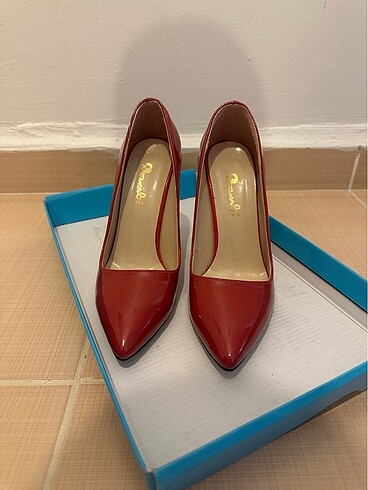 Stiletto sivri burun kırmızı topuklu ayakkabı