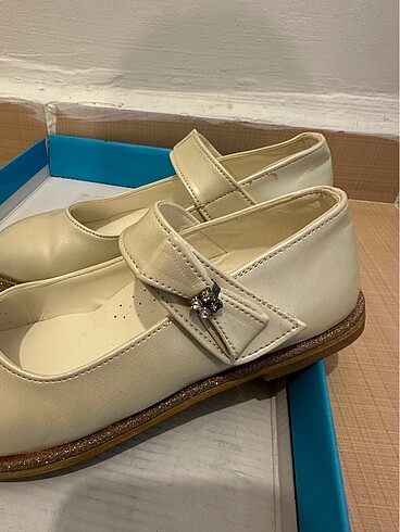 Az kullanılmış krem şık tokalı çocuk ayakkabısı - Görsel 5