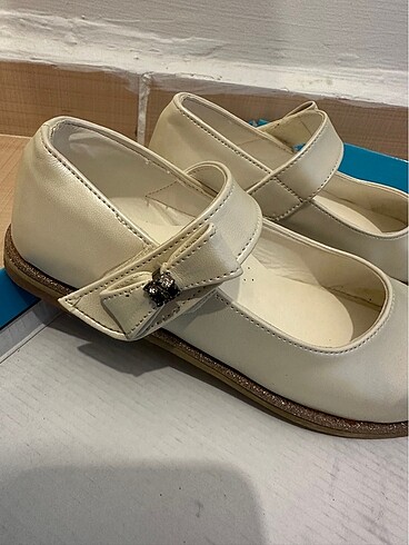 Az kullanılmış krem şık tokalı çocuk ayakkabısı - Görsel 6