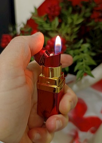 Canlı Kırmızı Ruj çakmak - Görsel 2