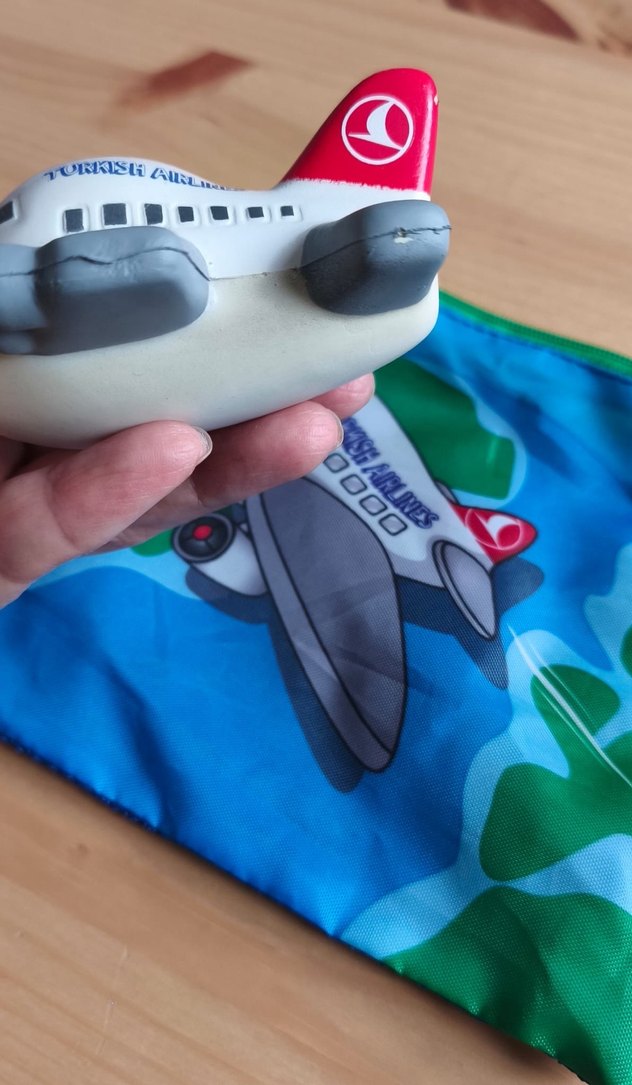 Renkli Türk Hava Yolları Oyuncak Uçak ve Çanta - Görsel 3