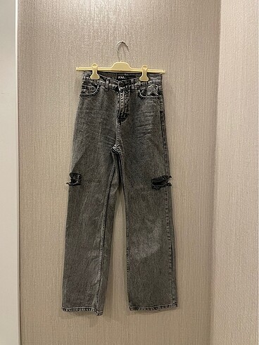 Gri yırtık jean