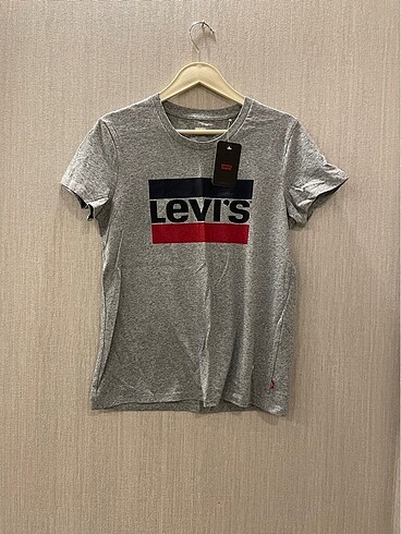 Gri levis tişört