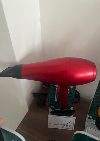 Kırmızı Renkli Saç Kurutma Makinesi