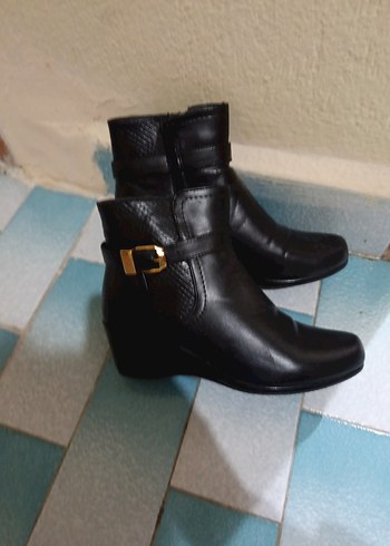 Siyah Yılan Derisi Desenli Dolgu Topuklu Kadın Bot - Görsel 2