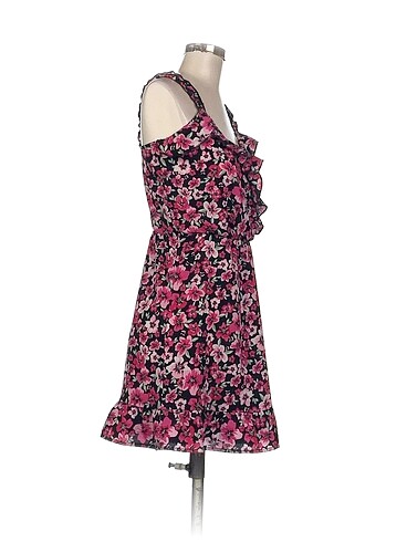 H&M H&M Kısa Elbise %70 İndirimli.