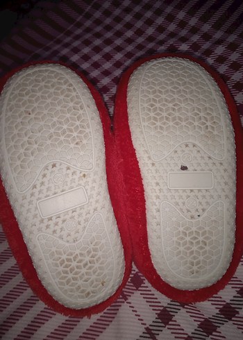 Kız Çocukları İçin Kırmızı Nakışlı Sıcak Terlik - Görsel 3