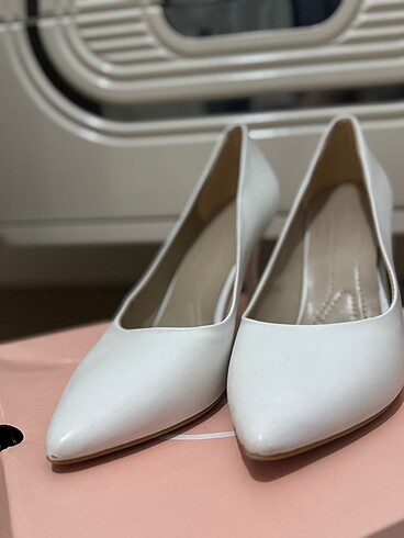 Beyaz topuklu ayakkabı - Görsel 2