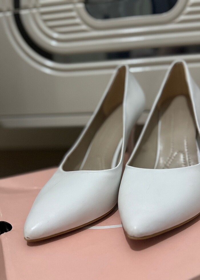 Beyaz topuklu ayakkabı - Görsel 2