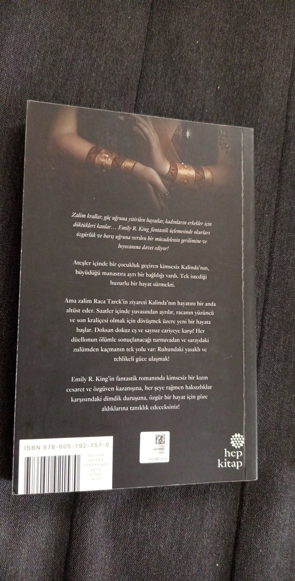 Emily R. King 2 Kitap Seti: Yüzüncü Kraliçe, Ateş Kraliçesi - Görsel 2