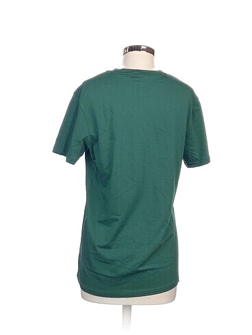 m Beden Lacoste T-shirt %70 İndirimli.