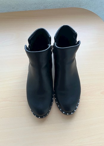 Siyah Deri Tokalı Kadın Topuklu Bot - Görsel 2