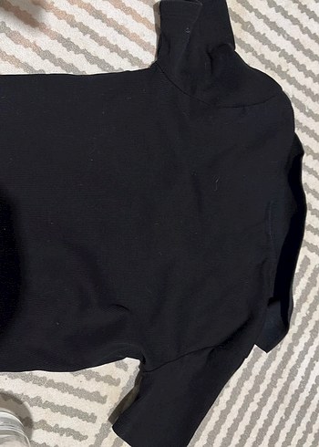 Siyah V Yaka Kısa Kollu Crop Top - Görsel 3