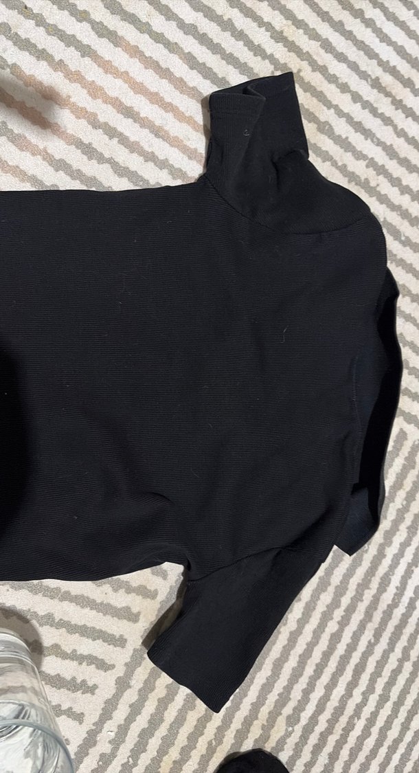 Siyah V Yaka Kısa Kollu Crop Top - Görsel 3