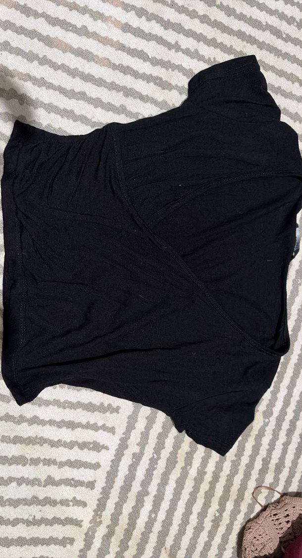 Siyah V Yaka Kısa Kollu Crop Top - Görsel 2