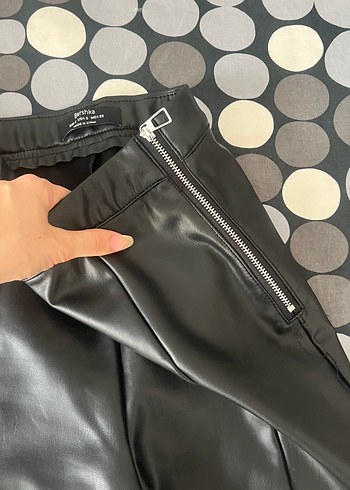 Bershka Kadın Siyah Deri Pilili Pantolon
