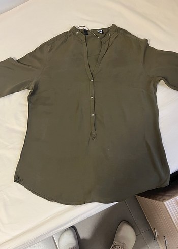 Düğmeli V Yaka Kadın Haki Gömlek - Görsel 5