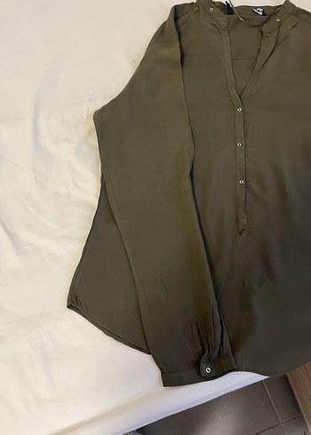 Düğmeli V Yaka Kadın Haki Gömlek - Görsel 6