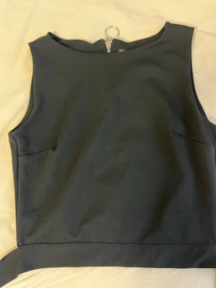 Siyah arkası fermuarlı tişört ve kare yaka bluz - Görsel 5