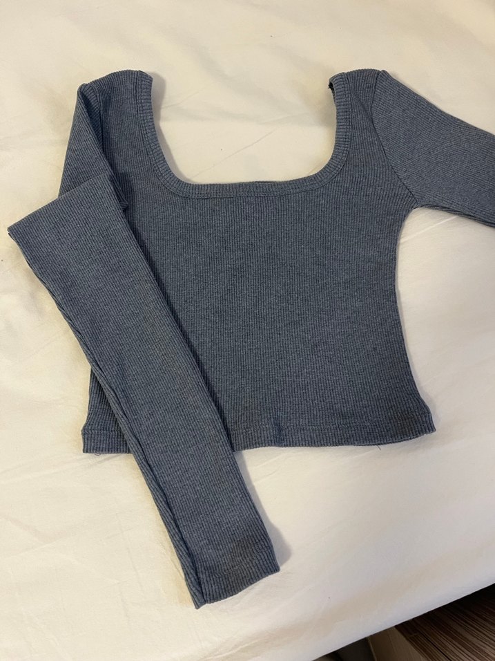 Siyah arkası fermuarlı tişört ve kare yaka bluz - Görsel 4