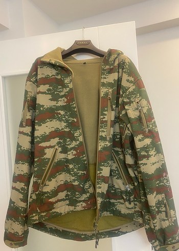 LC Waikiki Camo Desenli Kapusonlu Fermuarli Ceket