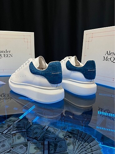 Alexander McQueen 40-44 arası tüm numaraları mevcuttur