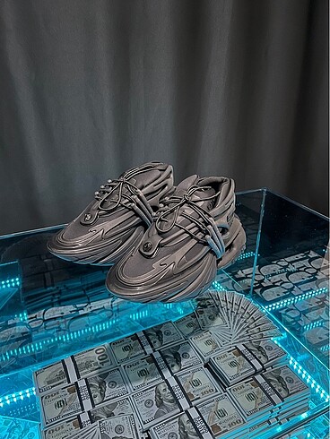 Balmain 39-40-41-43-44- numaraları mevcuttur