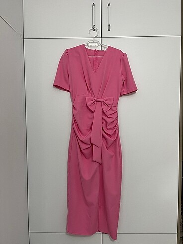 Pembe elbise