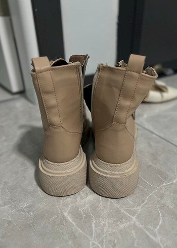 Bej Zincir Detaylı Yüksek Topuklu Deri Bot - Görsel 4