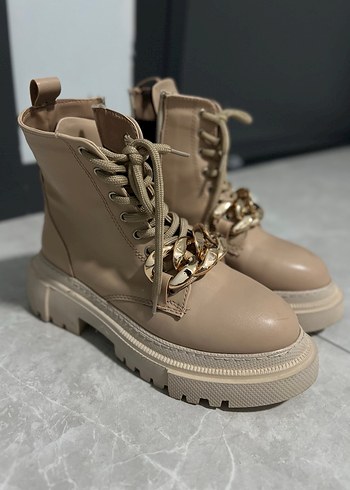 Bej Zincir Detaylı Yüksek Topuklu Deri Bot - Görsel 2