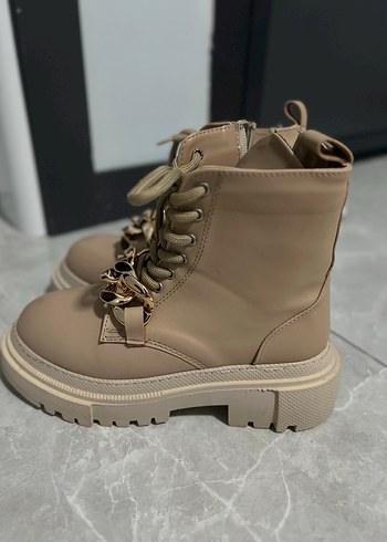 Bej Zincir Detaylı Yüksek Topuklu Deri Bot - Görsel 3