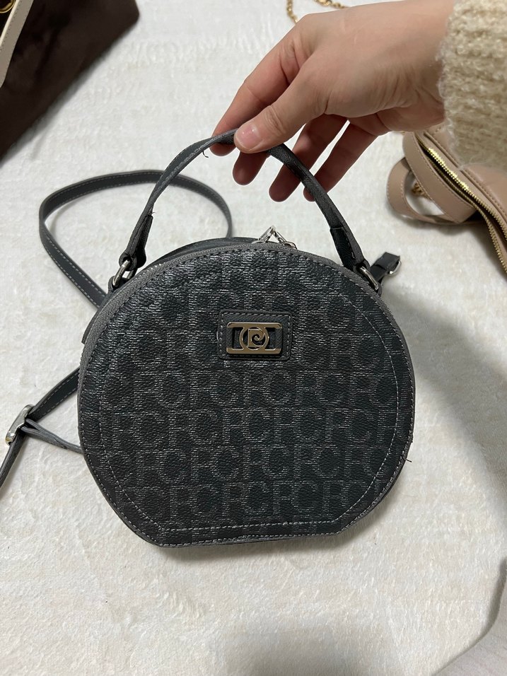 Siyah Baskılı Deri Yuvarlak Kadın Çanta - Görsel 3