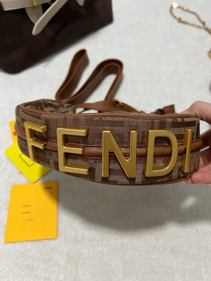 Kahverengi Deri Fendi Buckled Çanta - Görsel 2