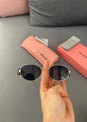 Miu Miu Gri Minimalist Kadın Güneş Gözlüğü