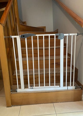 Beyaz ve Gri Bebek Güvenlik Kapısı