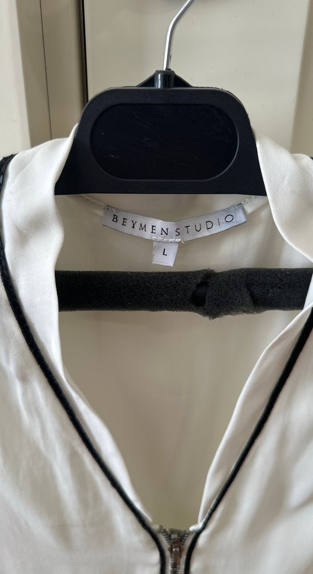 V Yaka Fermuarlı Beyaz Kolsuz Bluz - Görsel 2