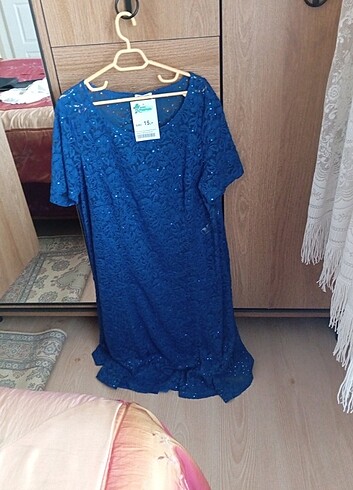Pul detaylı elbise