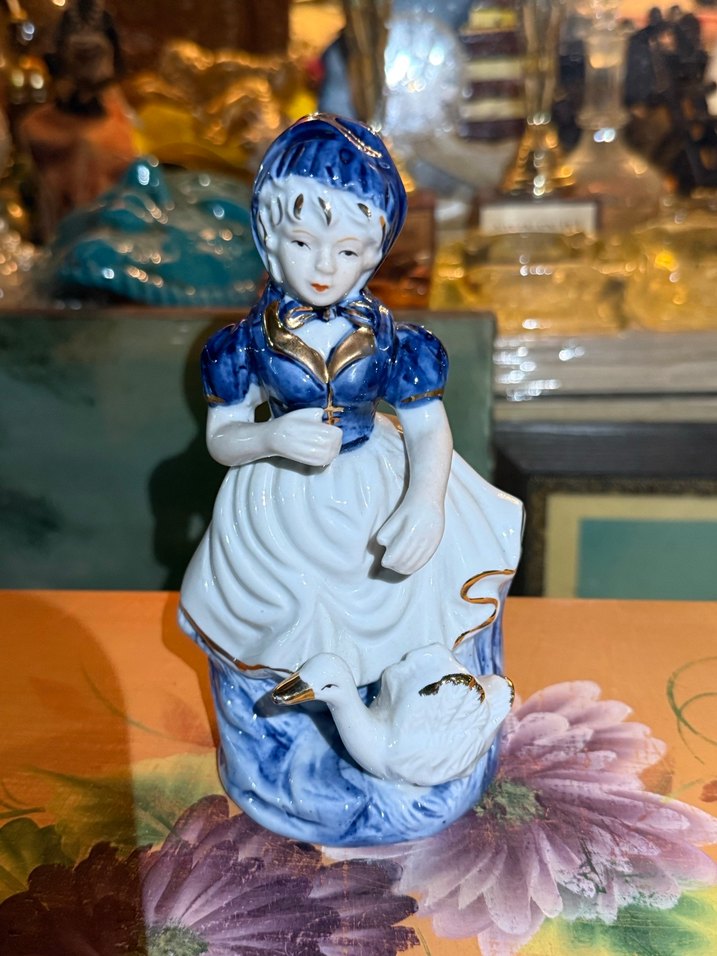 Mavi Elbiseli Kız ve Kuğu Biblosu - Görsel 2