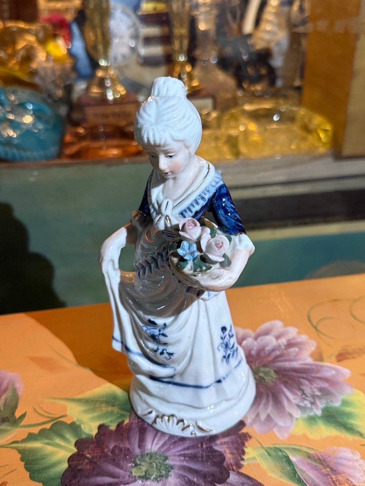 Sepetli Beyaz Figürin - Görsel 2