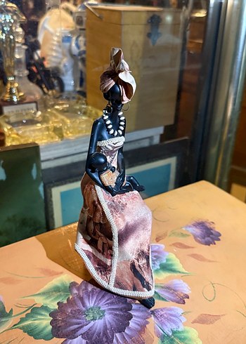 Koyu Kahverengi Kadın Figürü - Görsel 2