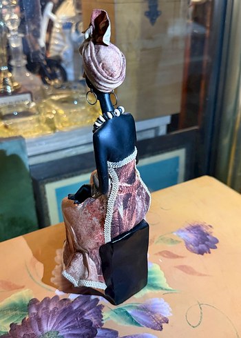 Koyu Kahverengi Kadın Figürü - Görsel 3