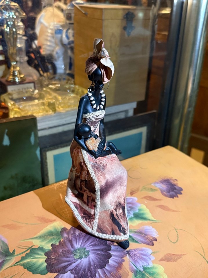 Koyu Kahverengi Kadın Figürü - Görsel 2