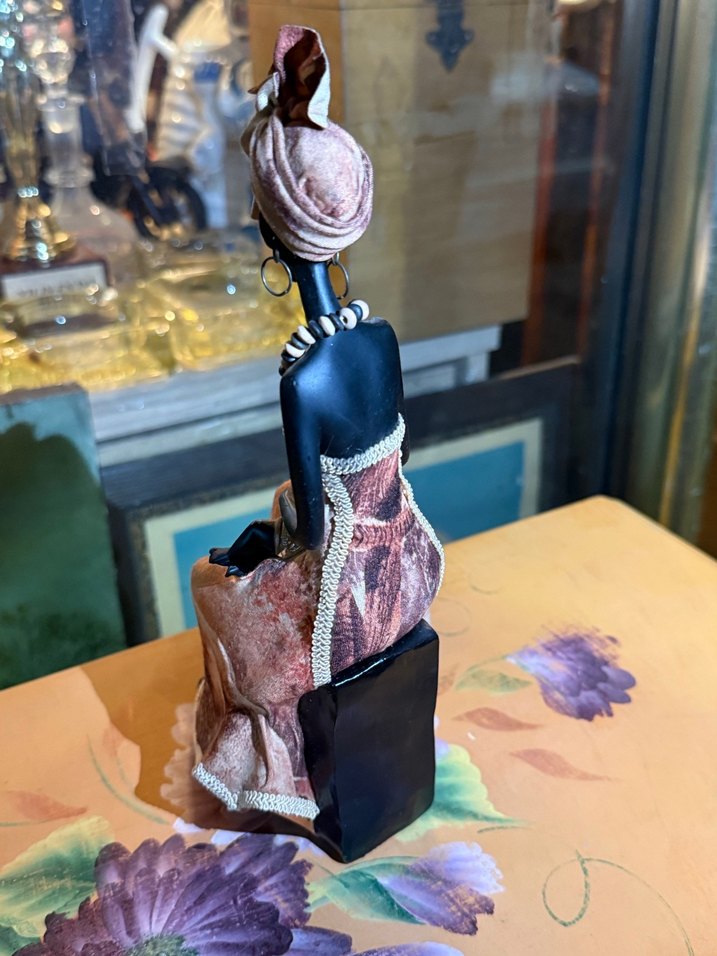 Koyu Kahverengi Kadın Figürü - Görsel 3