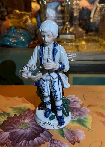 Çiçek Taşıyan Erkek Figürin - Görsel 2